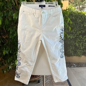 Charter Club Capri, size 2P, stretchy jeans. White, flowers embroidery.